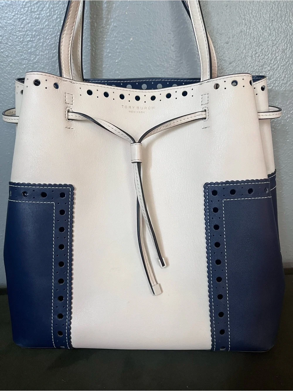Tory Burch T - block brogue leather bucket bag